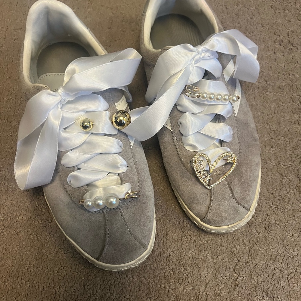 Tretorn’s Gray Women's Sneakers with Ribbon Laces and jewelry.
